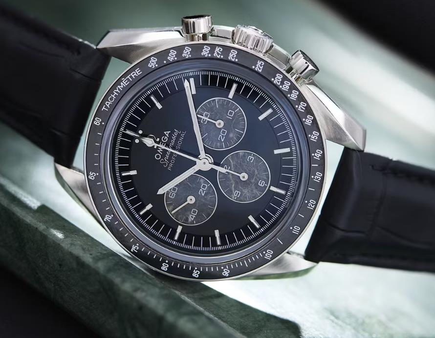 Omega Speedmaster Professional Moonwatch Caliber 321 Platinum Replika Klockor Är En Extremt Elegant Klocka Baserad Enbart På Material Och Estetik