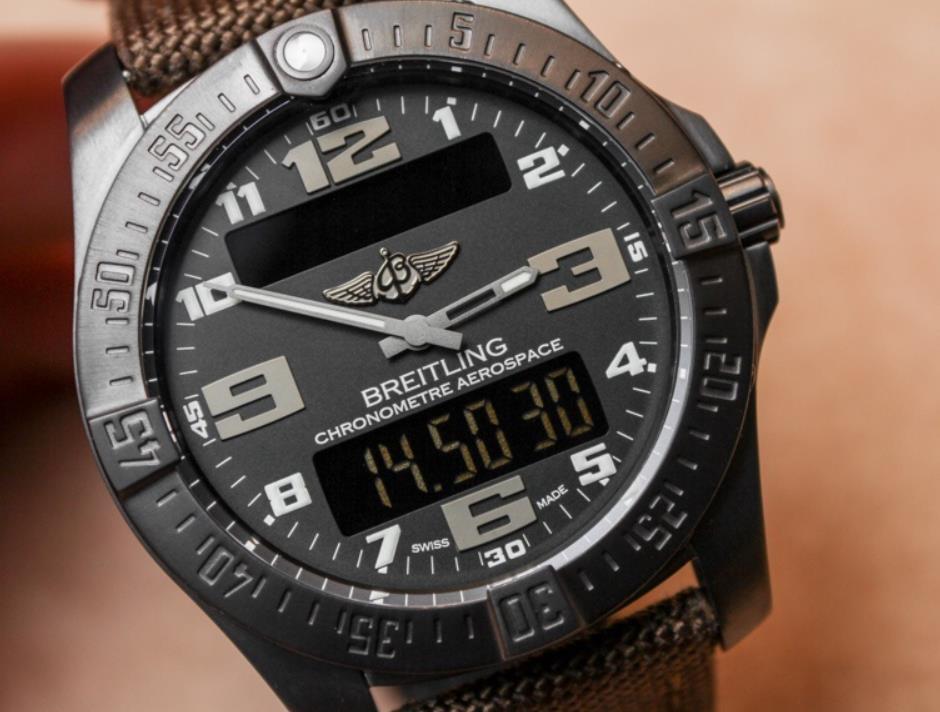 Breitling replica Aerospace Evo klockan kommer med ett ”militärt” tygarmband som är både bekvämt och vackert